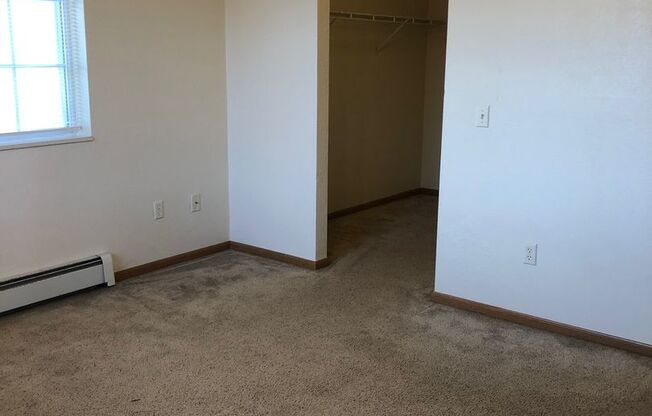 2 beds, 1 bath, 900 sqft, $899