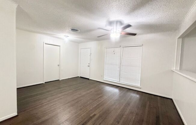 Adorable and Spacious 3/1.5 w/ Den in Lake Jackson!