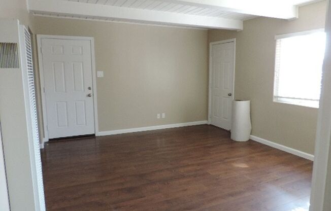 2 beds, 1 bath, $1,300, Unit 585 Denslowe Unit C