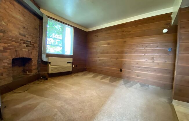 Cozy One Bedroom on Bates St! Perfect Oakland Location, Close to Pitt & Carlow! Call Today!