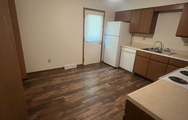 2 beds, 1 bath, 860 sqft, $1,100