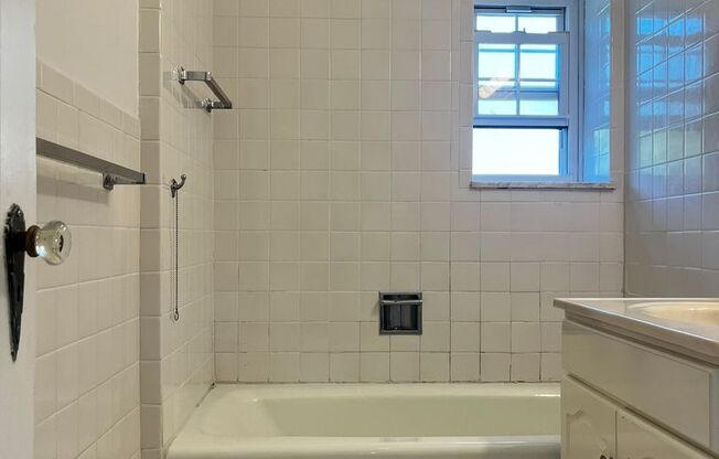 2 beds, 1 bath, 975 sqft, $2,055, Unit Royal York 802