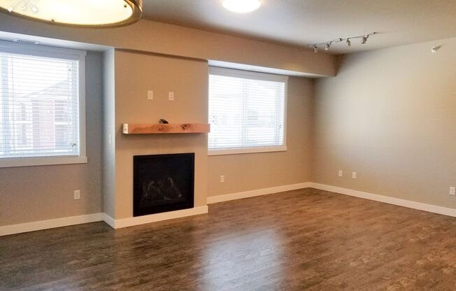 3 beds, 2.5 baths, $2,250, Unit 307