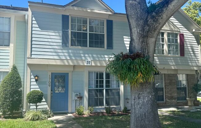 Incredible FULLY Furnished 2/2.5 Townhome Located in Tampa