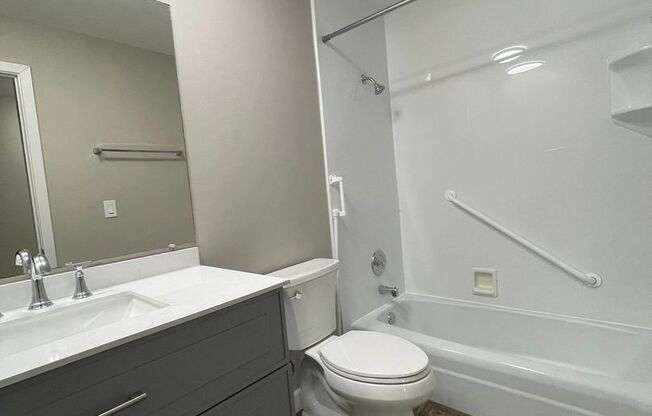 2 beds, 1 bath, 785 sqft, $2,095, Unit 01 R