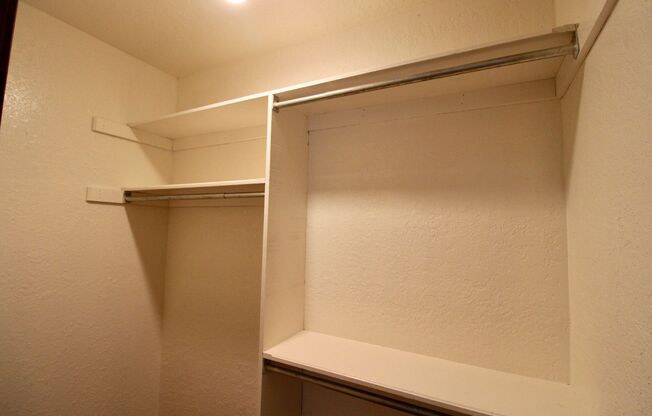 2 beds, 1 bath, 850 sqft, $850, Unit 11B