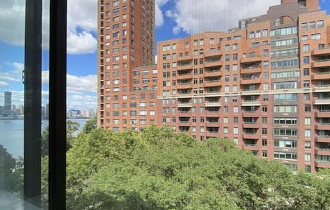 300 RECTOR PL