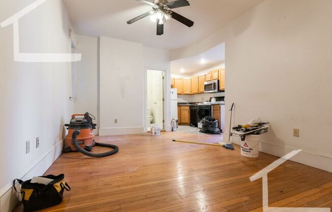 3 beds, 1 bath, $3,400, Unit 17