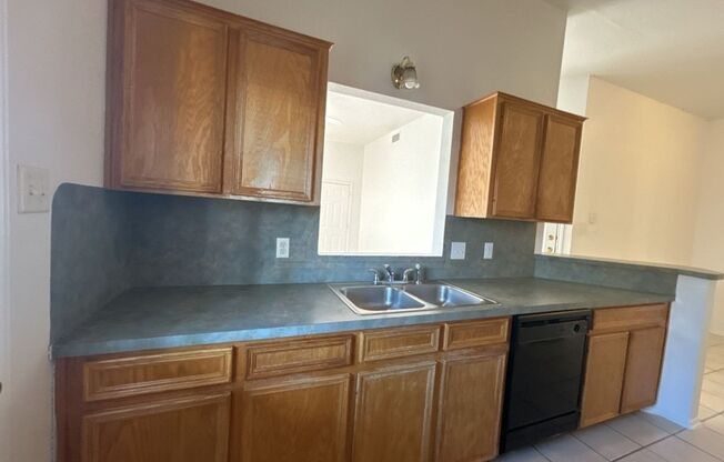 3 beds, 2 baths, $1,225, Unit 4411 July Unit B