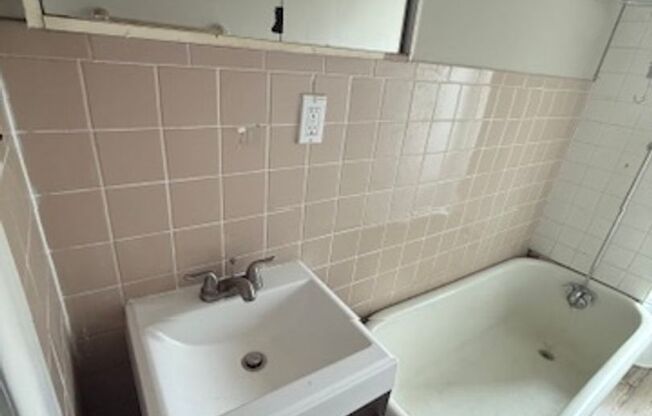 2 beds, 1 bath, 1,200 sqft, $1,400, Unit 2nd Fl