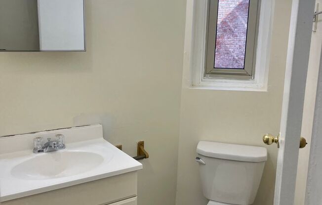 3 beds, 1 bath, 1,400 sqft, $1,595, Unit 207-A7