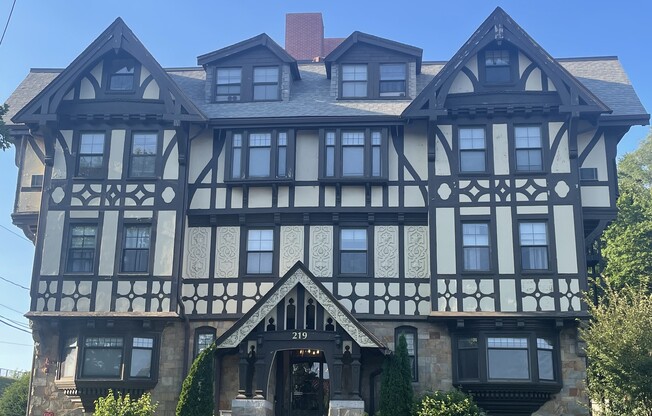 219 COMMONWEALTH AVE