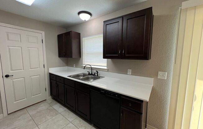 3 beds, 2 baths, $1,425