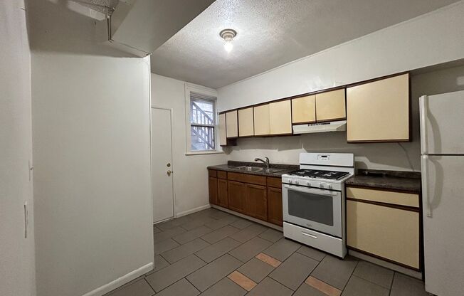 2 BEDROOM LOCATED IN THE HEART OF THE ART DISTRICT!