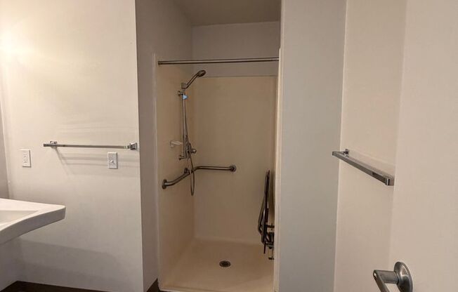 2 beds, 1 bath, 796 sqft, $1,005, Unit 804