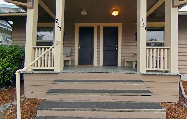 1 Bedroom Duplex ~ Close to Campus ~ Small Pet Friendly