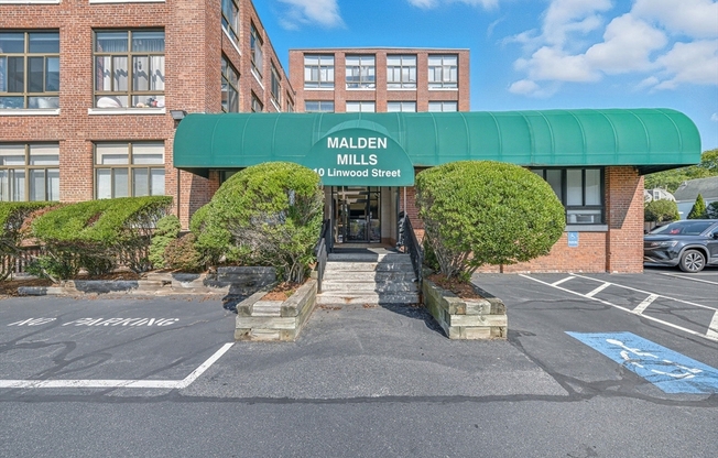1 bed, 1 bath, 440 sqft, $2,100, Unit U106