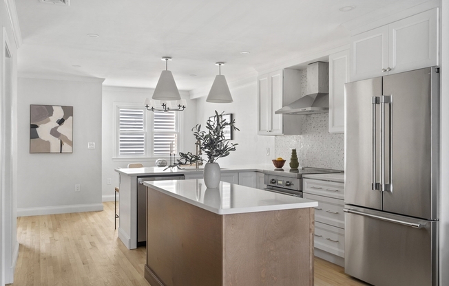 715 E 7 ST