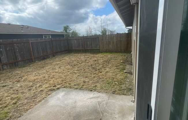 2 beds, 1 bath, 945 sqft, $1,575, Unit 033