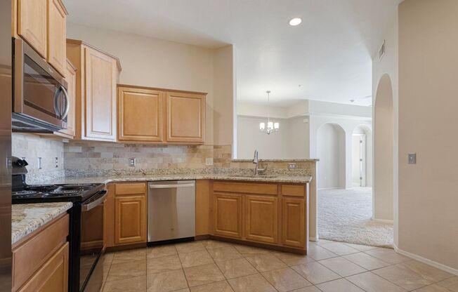 Top Floor 2/2 Condo 1300 SF Condo plus den