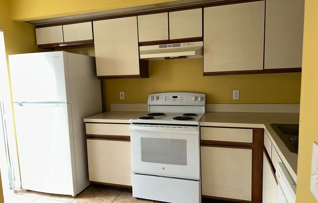 Spacious 3/2 Town Home in Meadow Woods.  Available Now!
