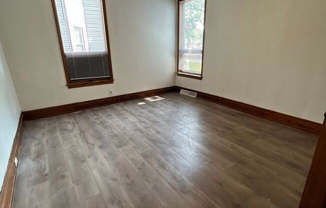 3 beds, 1 bath, $1,500, Unit 1543