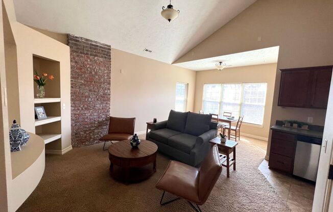 2 beds, 1 bath, 1,100 sqft, $1,595, Unit 615 - Unit 201 Duplex B1100