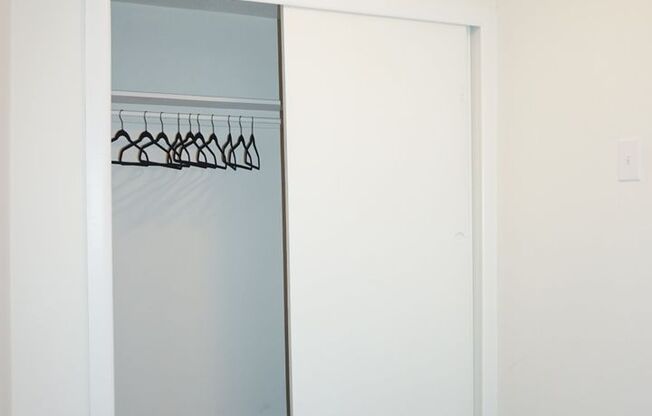 Studio, 1 bath, 350 sqft, $989, Unit O01