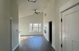 2 beds, 1 bath, $1,275, Unit UNIT B