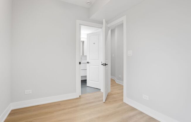 3 beds, 1 bath, 670 sqft, $1,995, Unit 1552.5-3H