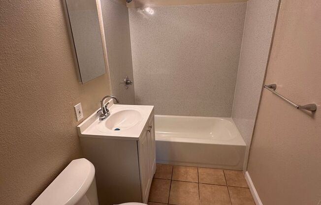 1 bed, 1 bath, $1,700, Unit T50
