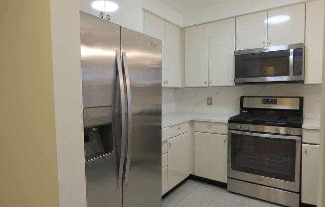 2 BEDROOM CONDO IN HIGHLY DESIRABLE AREA W/ PARKING
