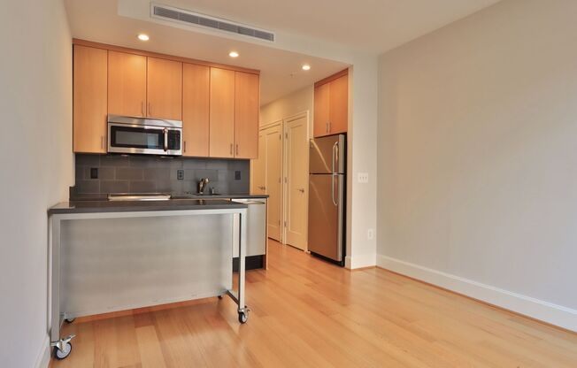 1 bed, 1 bath, $2,400, Unit 211