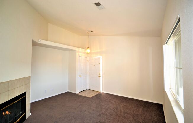 Cute & Cozy Apartment with One Car Garage in Strawberry Field