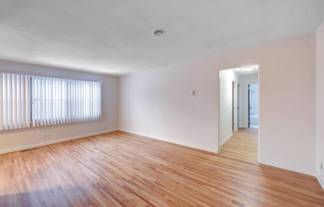 3 beds, 1 bath, 950 sqft, $2,250, Unit 930-E