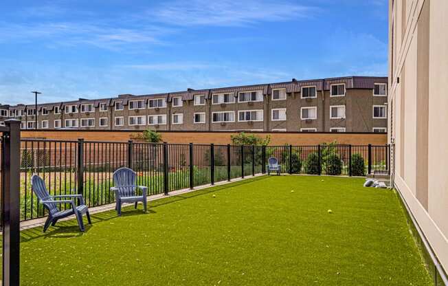 this is a photo of the courtyard at harvard square apartments in dallas, tx