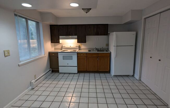 2 beds, 1 bath, $800, Unit Unit G