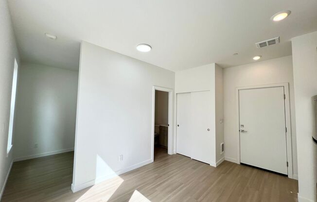 Studio, 1 bath, 326 sqft, $1,275, Unit 10