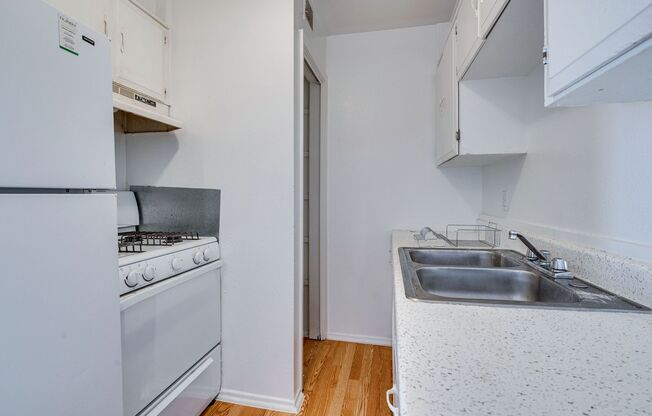 2 beds, 1 bath, 750 sqft, $1,100, Unit K706 - 307 - 107