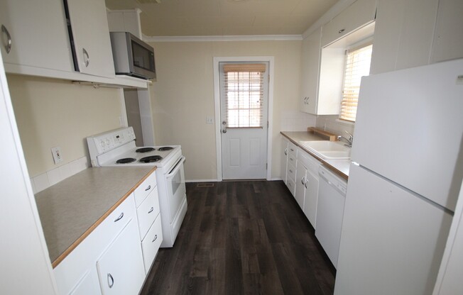 Midtown House Close to Everything, A/C, Hardwood Floors,  Washer/Dryer, Pets Considered!