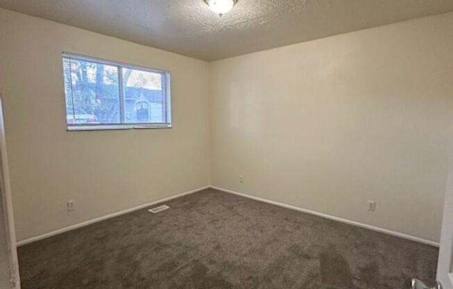 3 beds, 1 bath, 950 sqft, $1,395, Unit 3