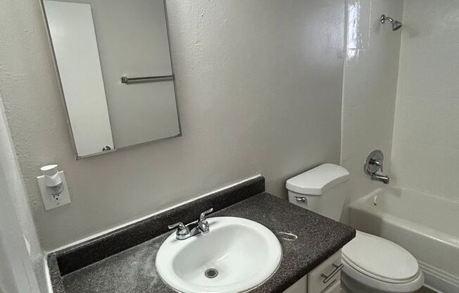 2 beds, 1 bath, 810 sqft, $1,195, Unit 75