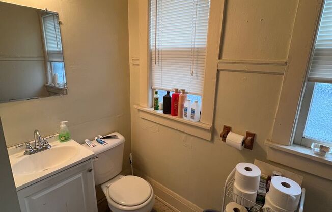 2 beds, 1 bath, 800 sqft, $895