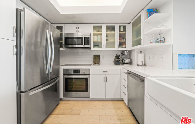 1 bed, 1.5 baths, 993 sqft, $4,700, Unit 720