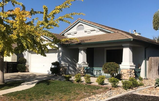 Manteca, Near Freeway and Major Shopping Centers, 3 bedroom / 2bathroom / 2 car garage Home built in 2000