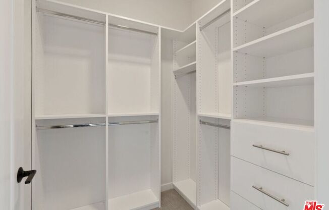 2 beds, 2 baths, 1,300 sqft, $4,300, Unit 1001