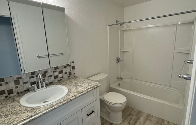 2 beds, 1 bath, 766 sqft, $1,595, Unit 31