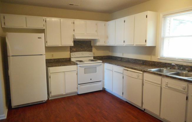 2 beds, 1.5 baths, $1,300, Unit 108