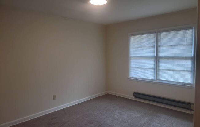 2 beds, 1 bath, 900 sqft, $700, Unit Apt 4