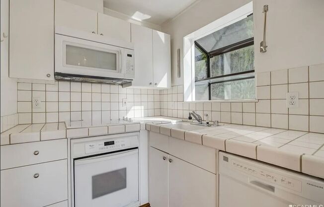 1 Bed/1 Bath In Pacific Heights with Parking and Roof Deck